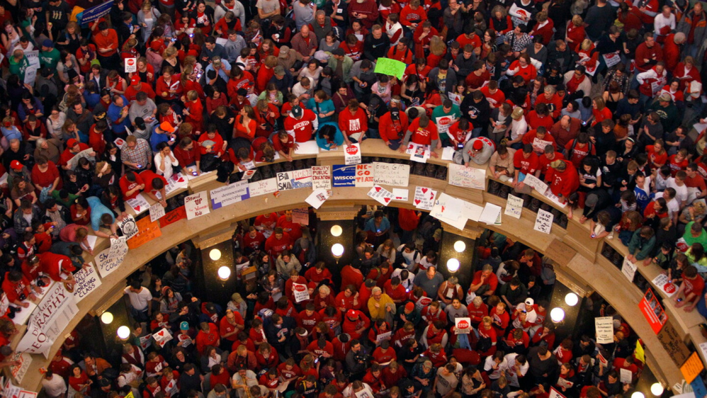 Wis. appeals court overturns rule restoring collective bargaining