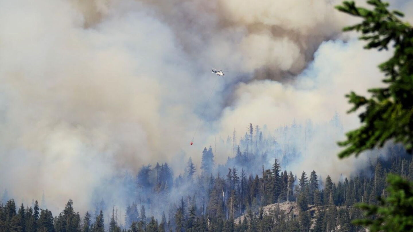 2 killed in helicopter crash while battling wildfire in Yosemite