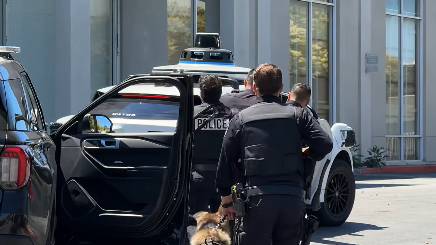 Waymo llama a la policía sobre los pasajeros y los entrega a la policía de San Mateo Waymo llama a la policía sobre los pasajeros y los entrega a la policía de San Mateo