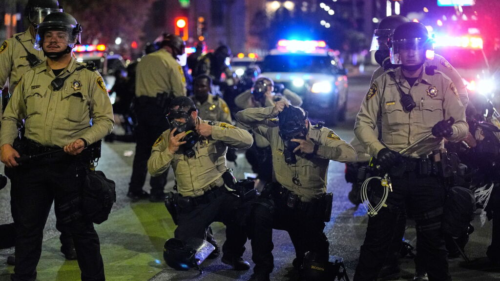 Police crowd control tactics, analysis and tips
