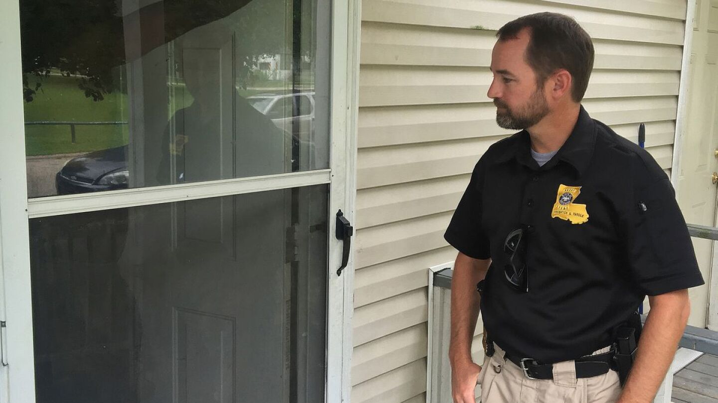 Safety tips for probation and parole officers during a home visit