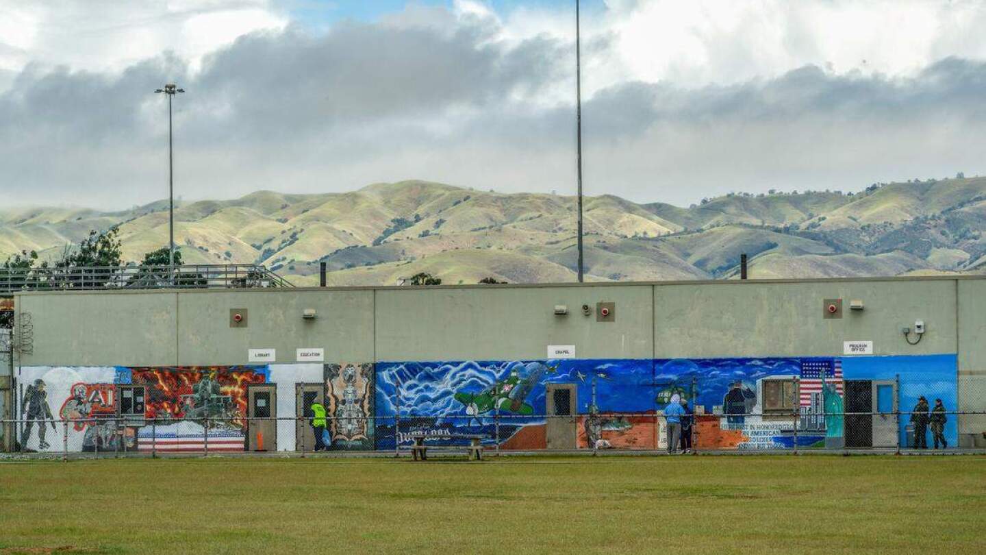 US-NEWS-CALIFORNIA-PRISON-LIEUTENANT-SUES-STATE-1-SA.jpg