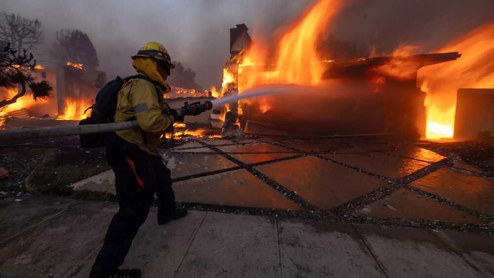 US-NEWS-CALIF-WILDFIRES-FIREFIGHTERS-LA