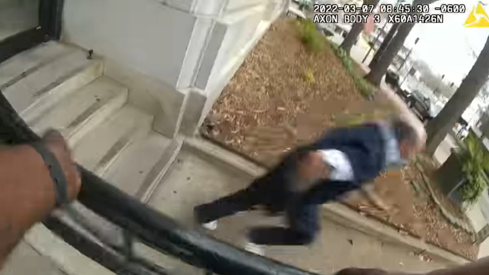 Handicap Inmate Video review: Inmate in wheelchair escapes custody outside courthouse