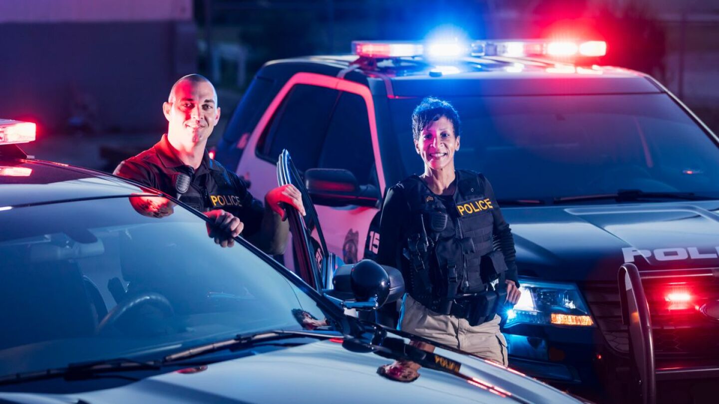 Male police officer female police officer GettyImages-1199109830.jpg