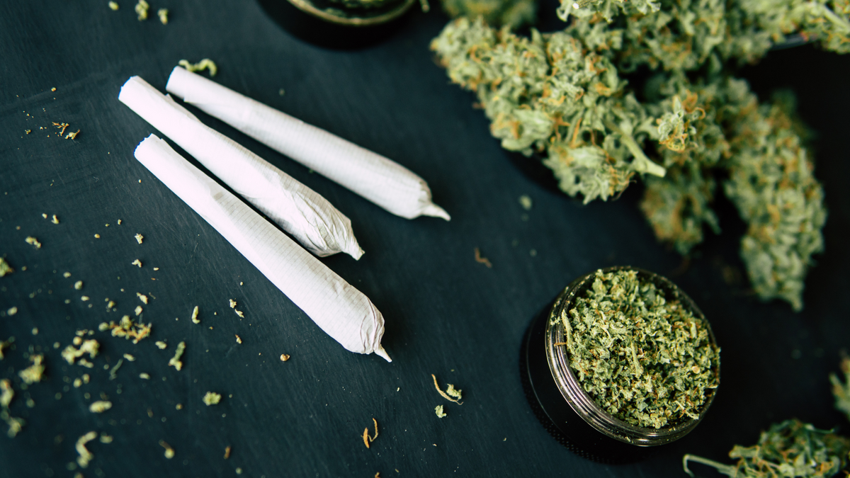 can cops smoke cigarettes on duty Should off-duty police officers be allowed to use marijuana? can cops smoke cigarettes on duty Should off-duty police officers be allowed to use marijuana?