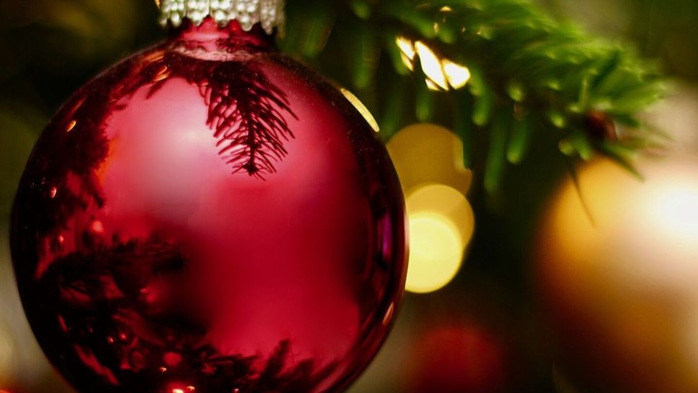 Ornament-Ball-Fir-Christmas-Tree-Winter-Shiny-3082889.jpg