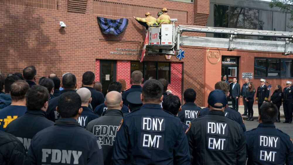 20220930-AMX-US-NEWS-QUEENS-EMS-STATIONHOUSE-OUTPOURING-GRIEF-6-NY.jpg