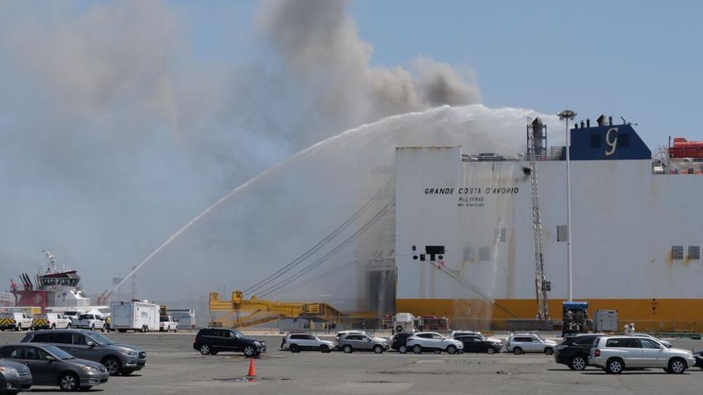 20230706-AMX-US-NEWS-HOSES-DEPLOYED-TACKLE-FATAL-PORT-1-NJA.jpg