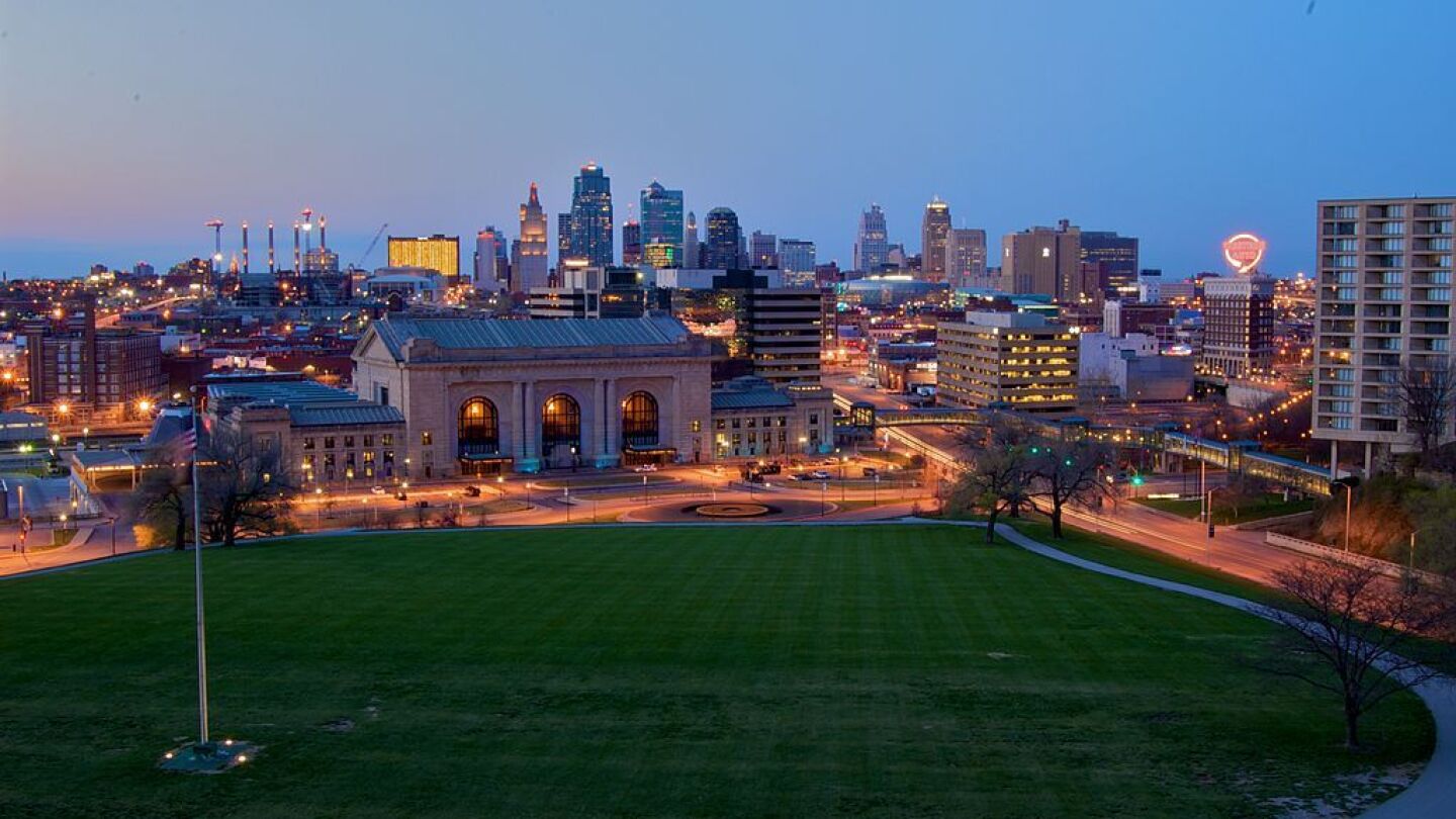 1024px-Kansas_City_skyline_as_night_descends.jpg