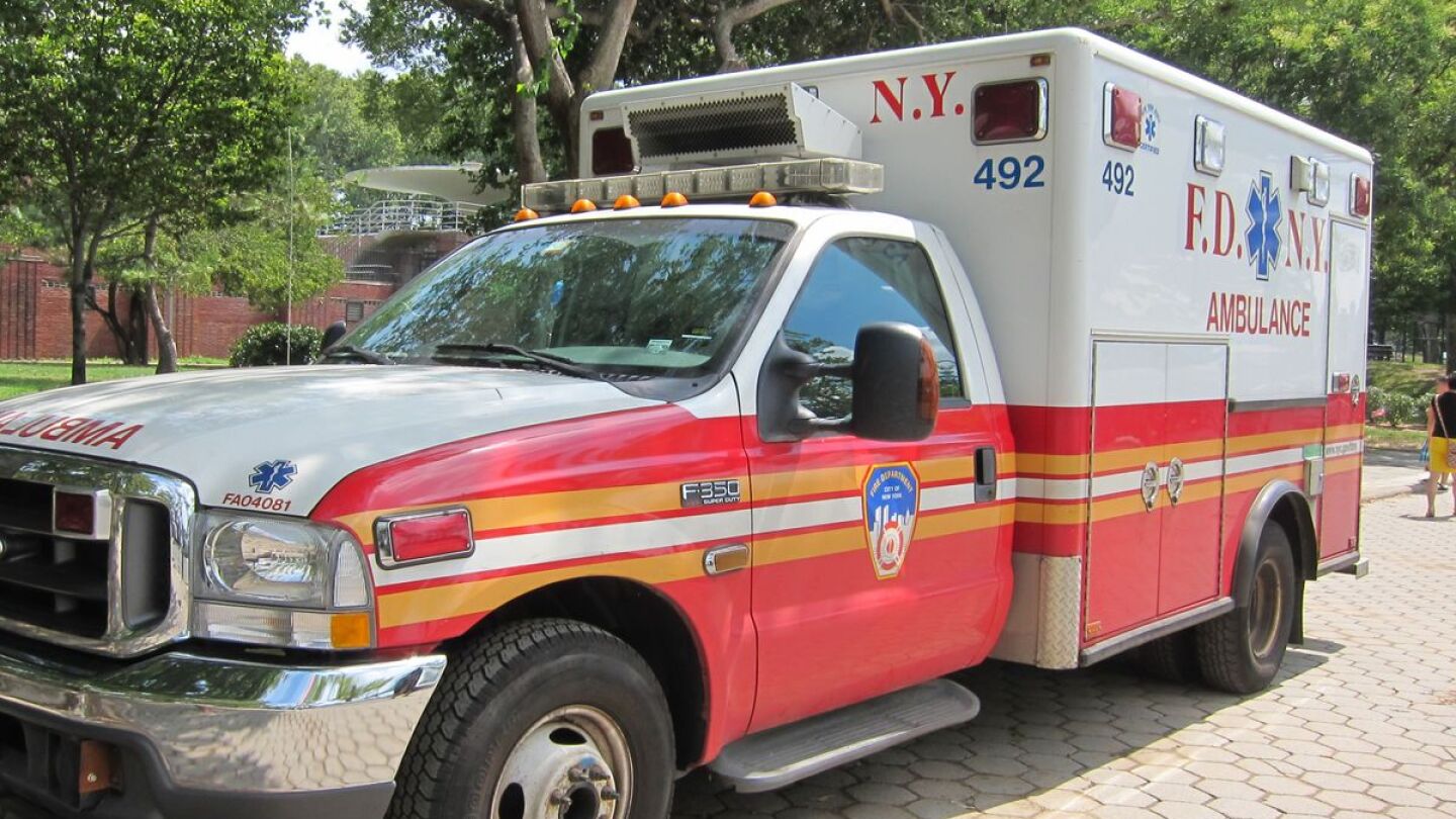 IMG_5903_FDNY_bus(4842913473).jpg
