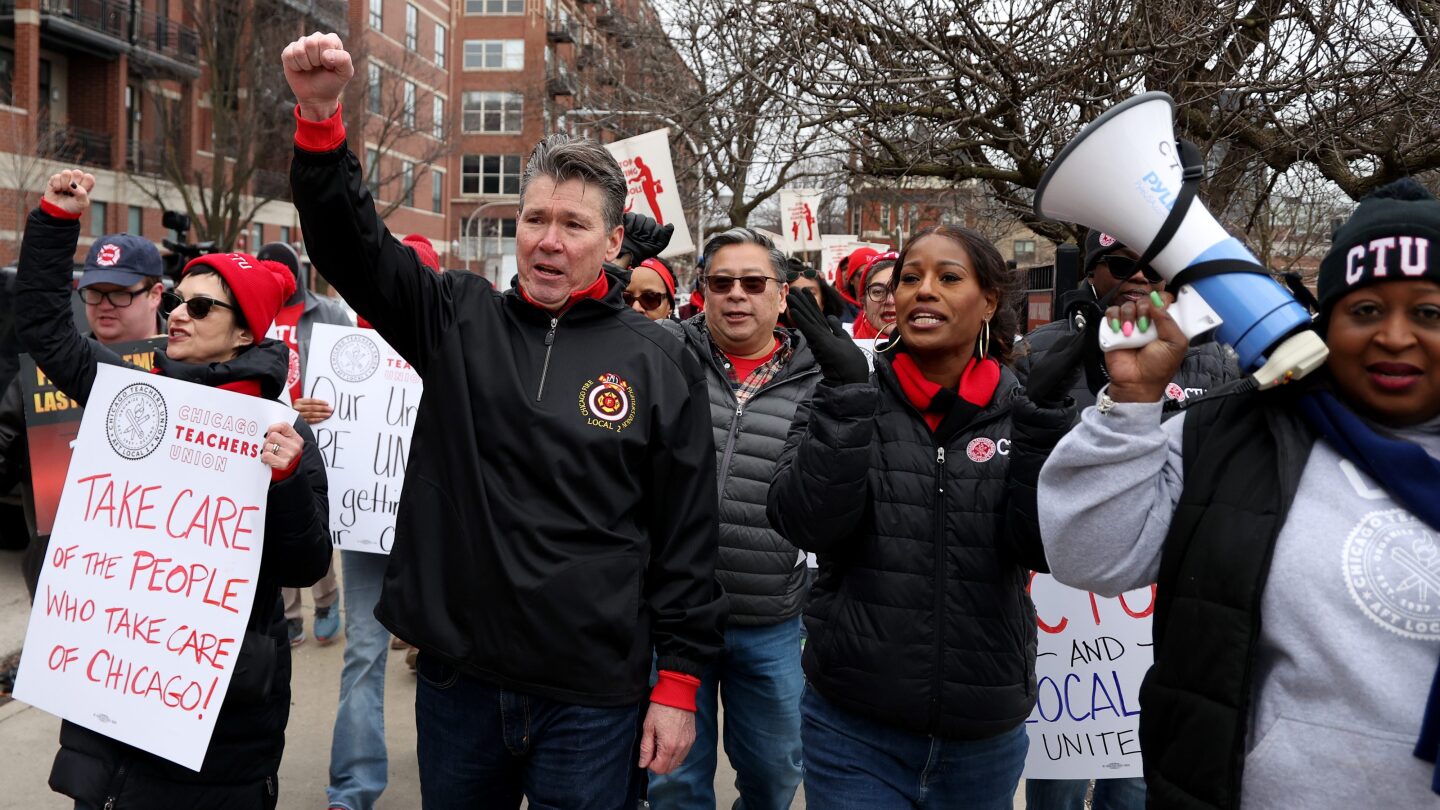 US-NEWS-FIREFIGHTERS-UNION-MAYOR-BRANDON-JOHNSON-1-TB.jpg