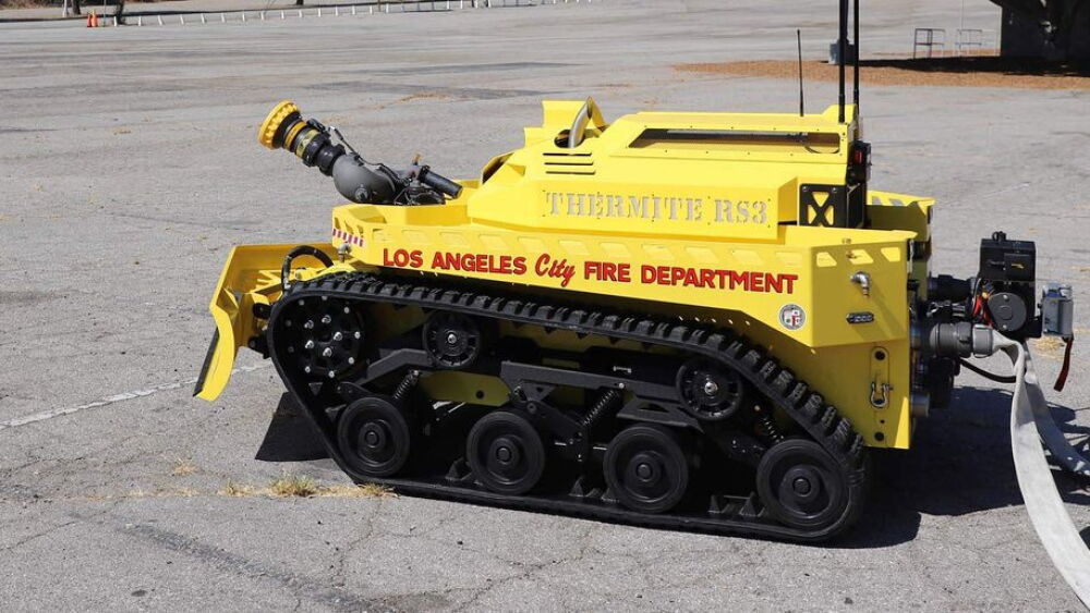 Firefighting Robots Photos: Robot firefighter that can work for 20 hours unveiled at tech show