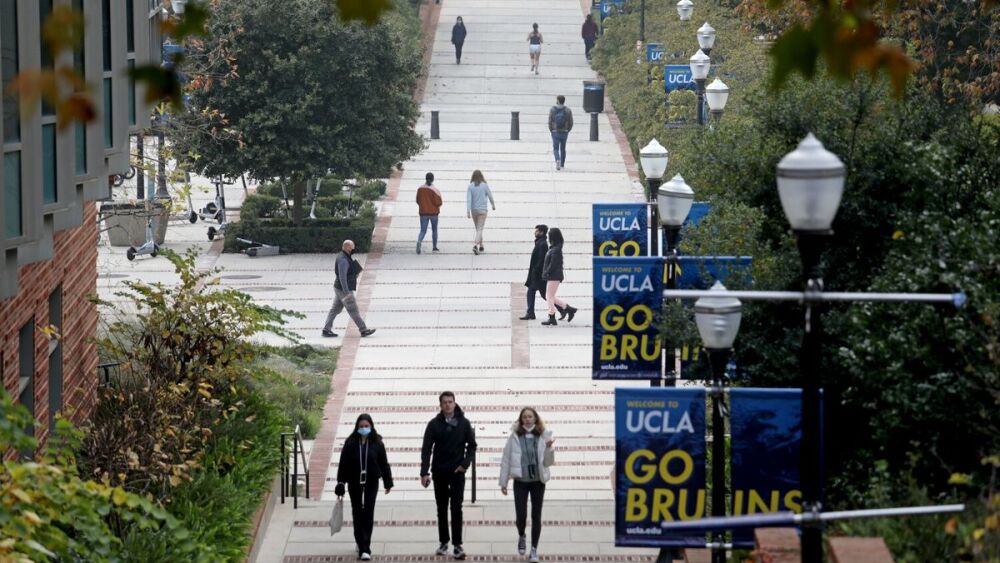 20220201-AMX-US-NEWS-UCLA-CANCELS-INPERSON-CLASSES-AFTER-1-LA.jpg