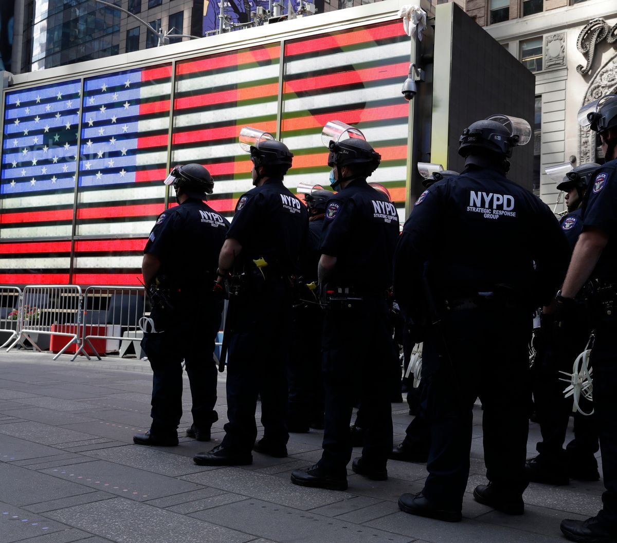 can nypd smoke cigarettes on duty Are LEOs allowed to duty? (Including on the scene) : r/AskLE Tobacco is out! : r/whoathatsinteresting