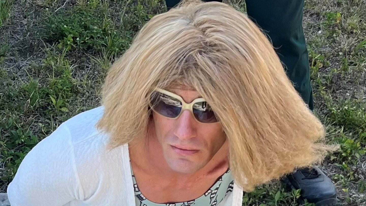 Florida man dons dress, blond wig in attempt to evade cops after boat theft