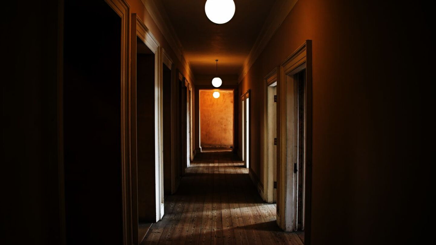 Building. Search Offesive Police training: How to safely conduct a building search