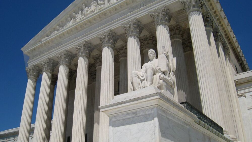 Oblique_facade_2,_US_Supreme_Court.jpg