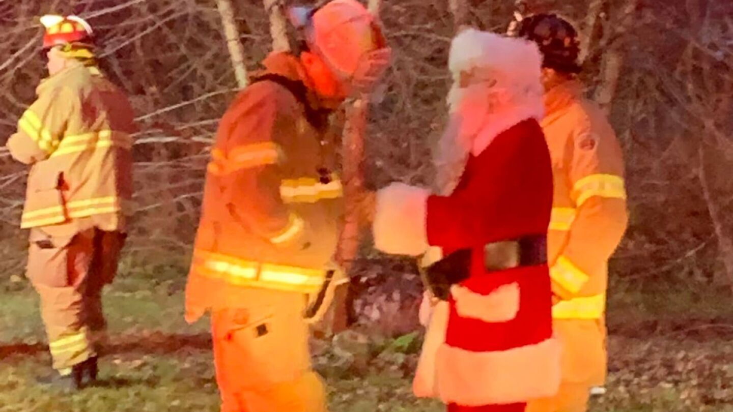 Fire Rescue Santa 'Santa,' N.J. fire crew save family from burning home