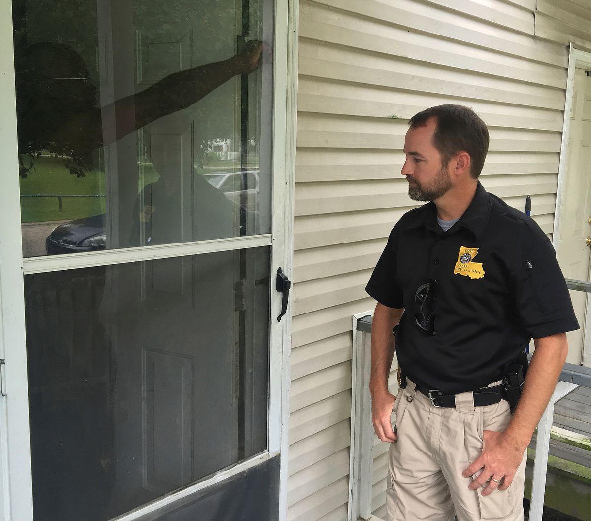 Safety tips for probation and parole officers during a home visit