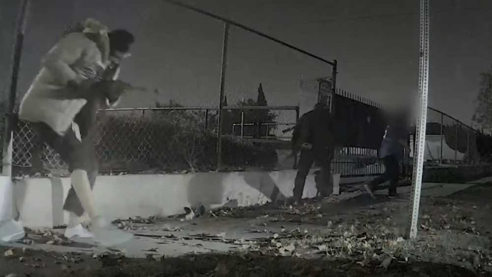 Fad Rilfe Video: Would-be robbery victims tackle rifle-toting suspect before LAPD OIS