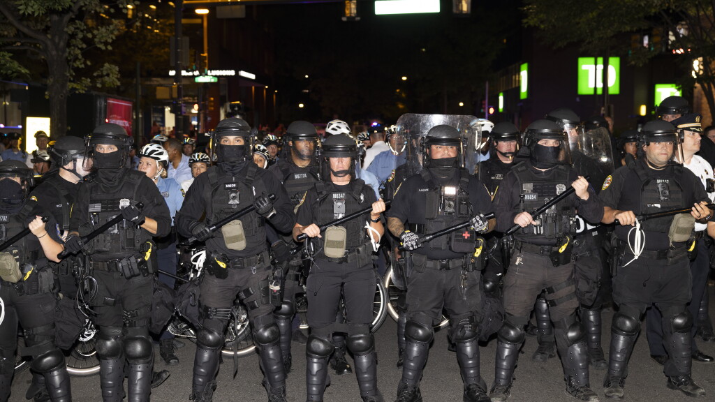 Police crowd control tactics, analysis and tips