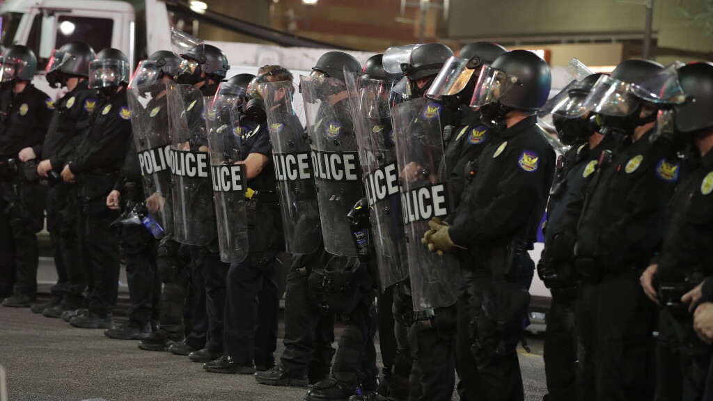 Police crowd control tactics, analysis and tips